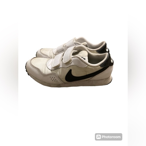 Nike MD Valiant (PSV) White & Black Sneakers. Size 3. - Picture 2 of 13